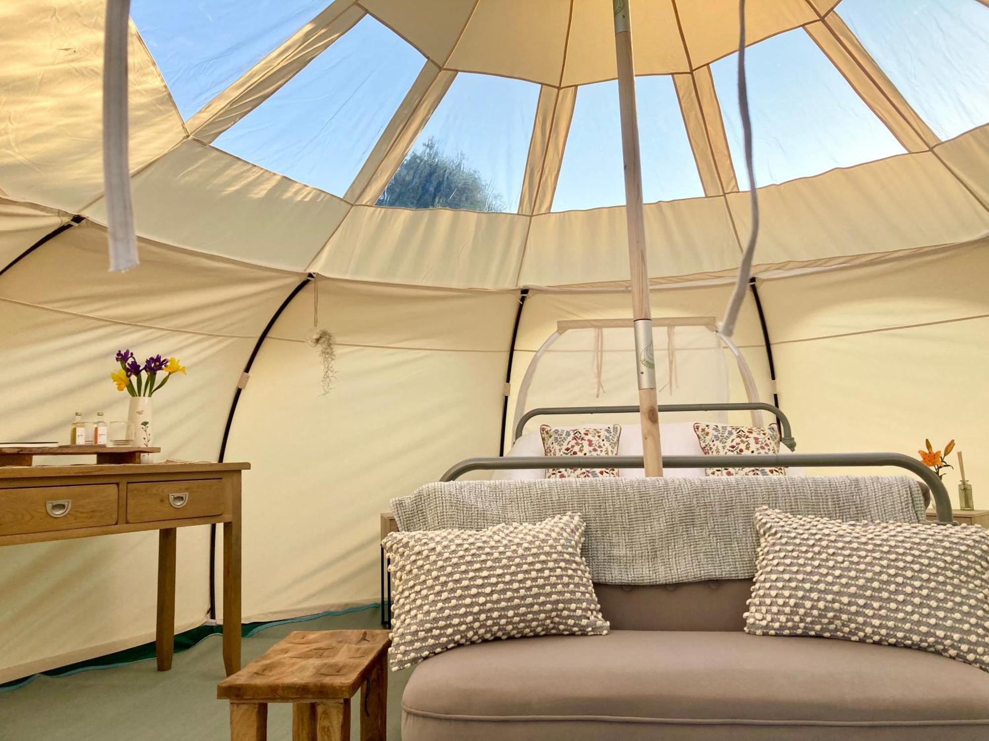 Luxury tent Luxury Stargazing Glamping - Seren Hardd With Hot Tub