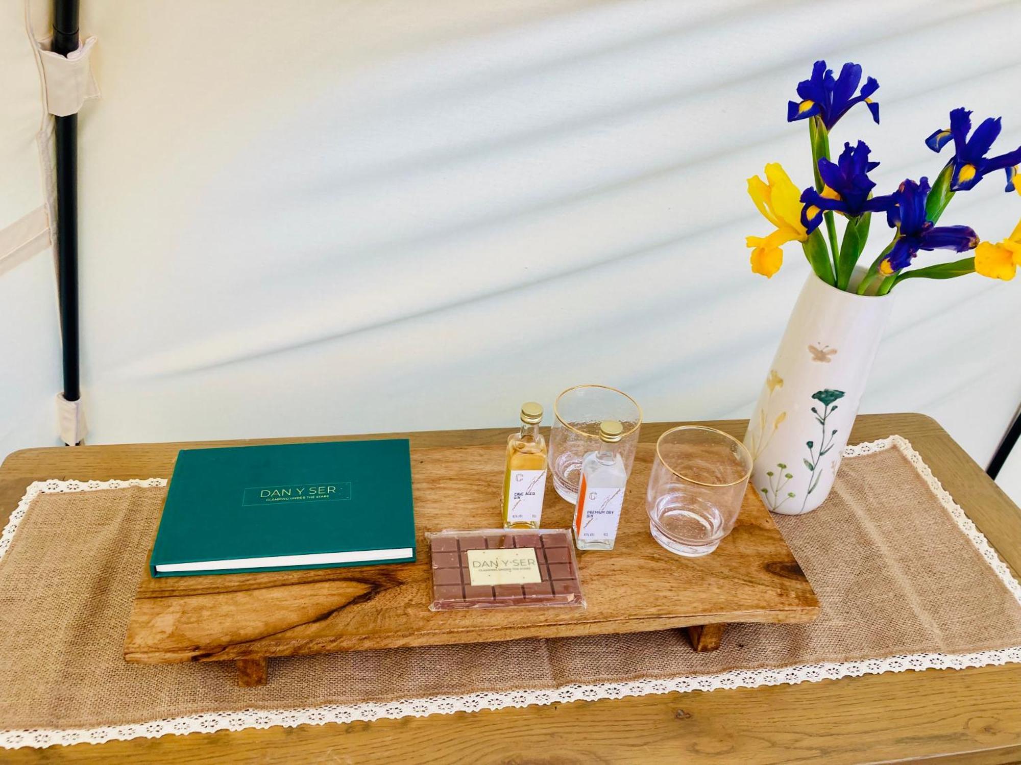 Luxury tent Luxury Stargazing Glamping - Seren Hardd With Hot Tub