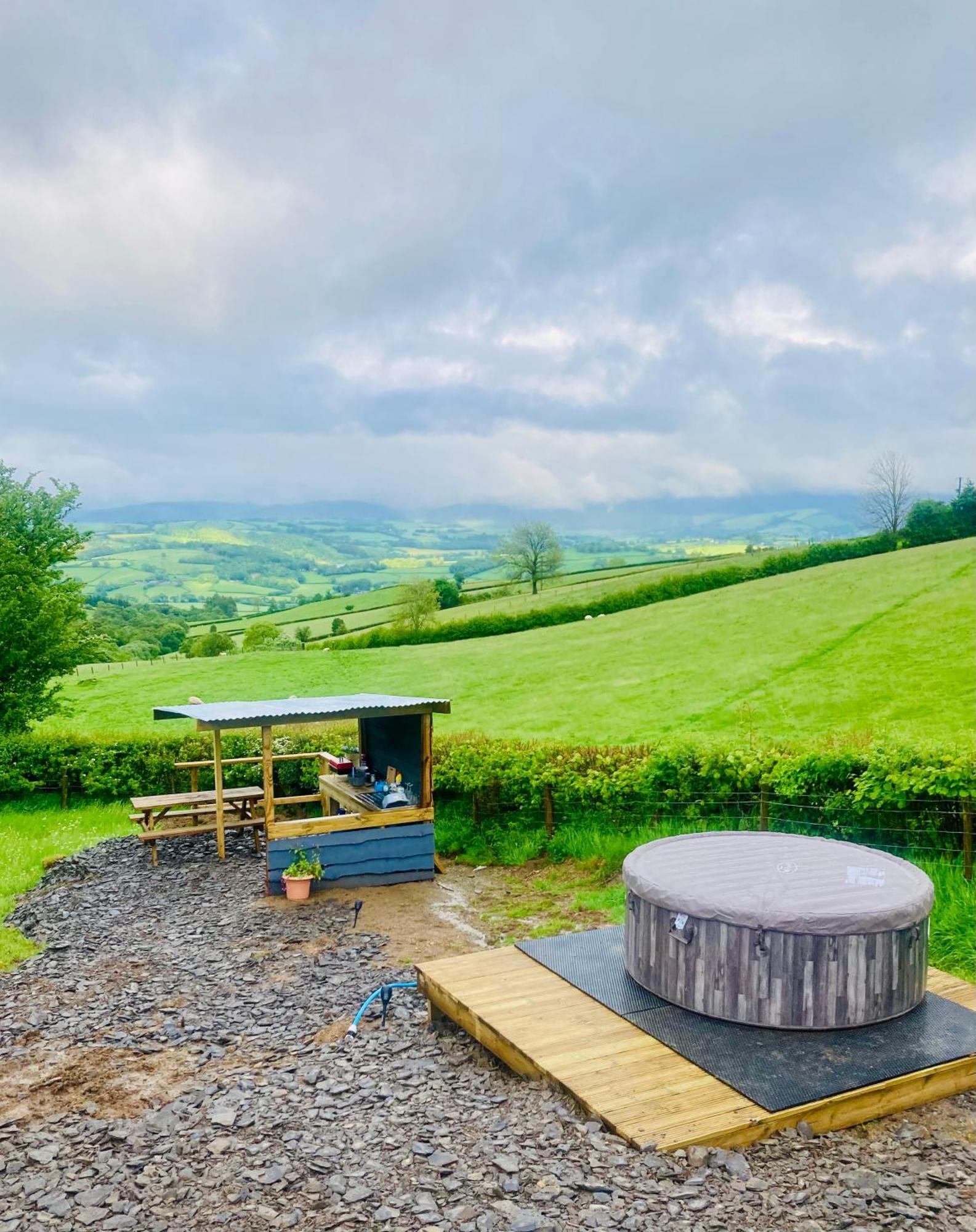 Tente de luxe Luxury Stargazing Glamping - Seren Hardd With Hot Tub