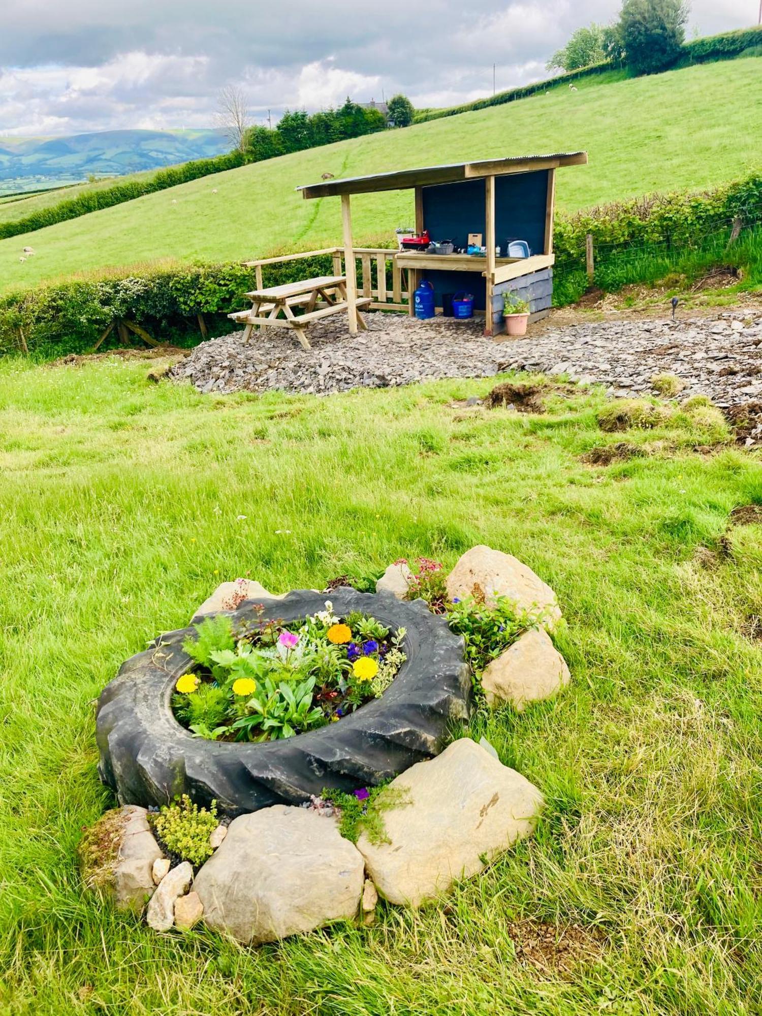 Luxury tent Luxury Stargazing Glamping - Seren Hardd With Hot Tub