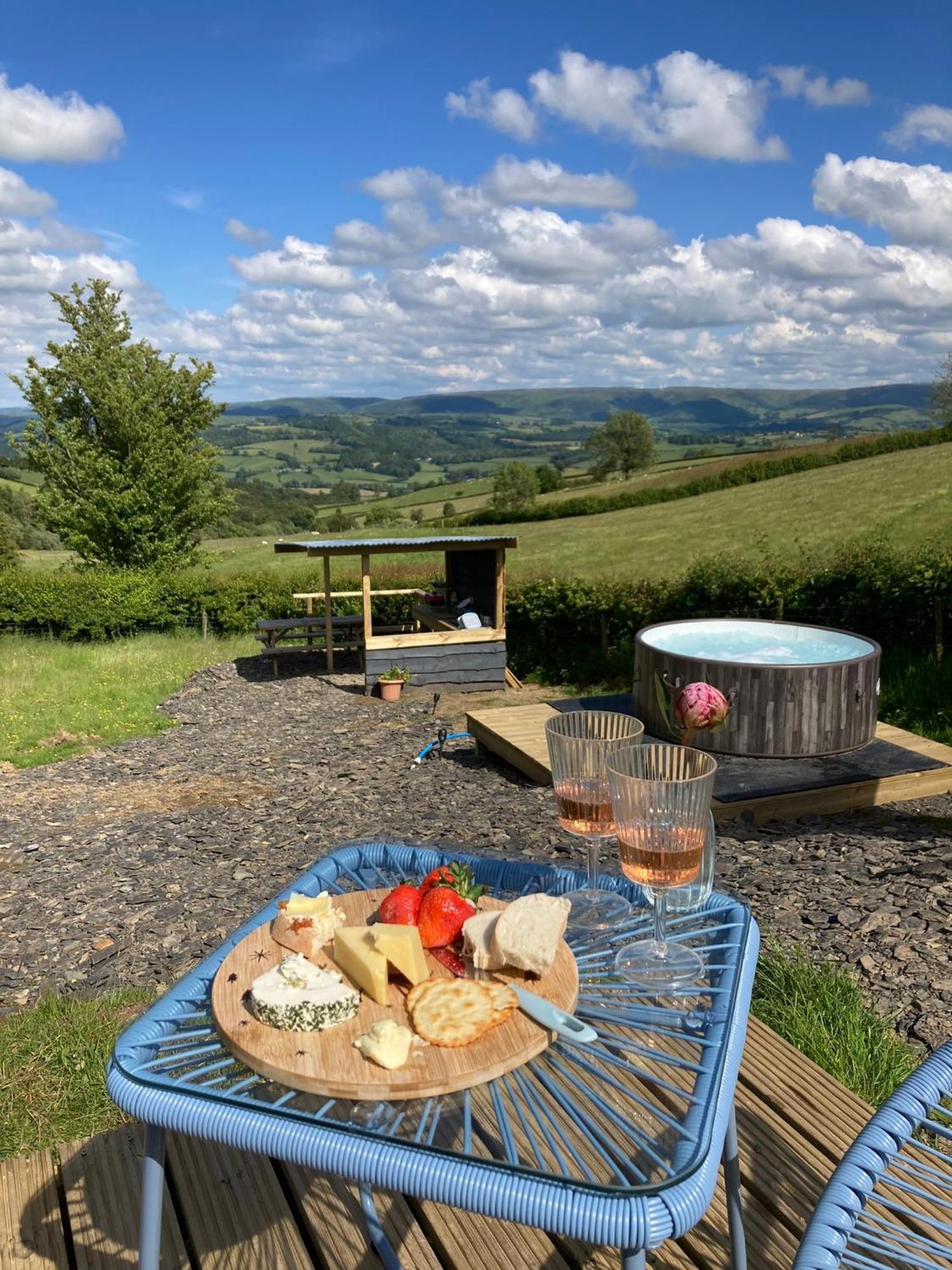 Luxury Stargazing Glamping - Seren Hardd With Hot Tub Luxury tent Llanidloes