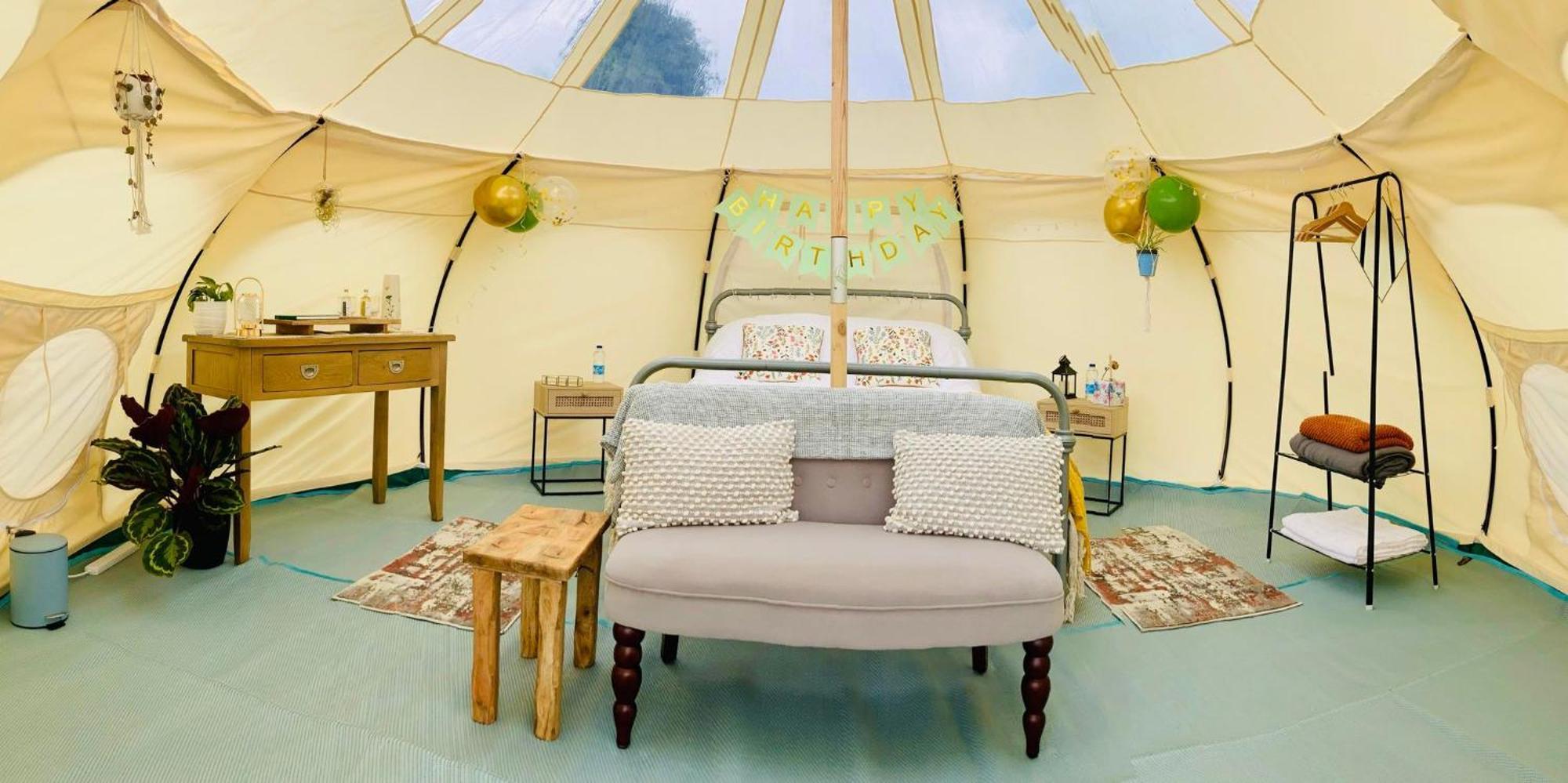 Luxury tent Luxury Stargazing Glamping - Seren Hardd With Hot Tub *
