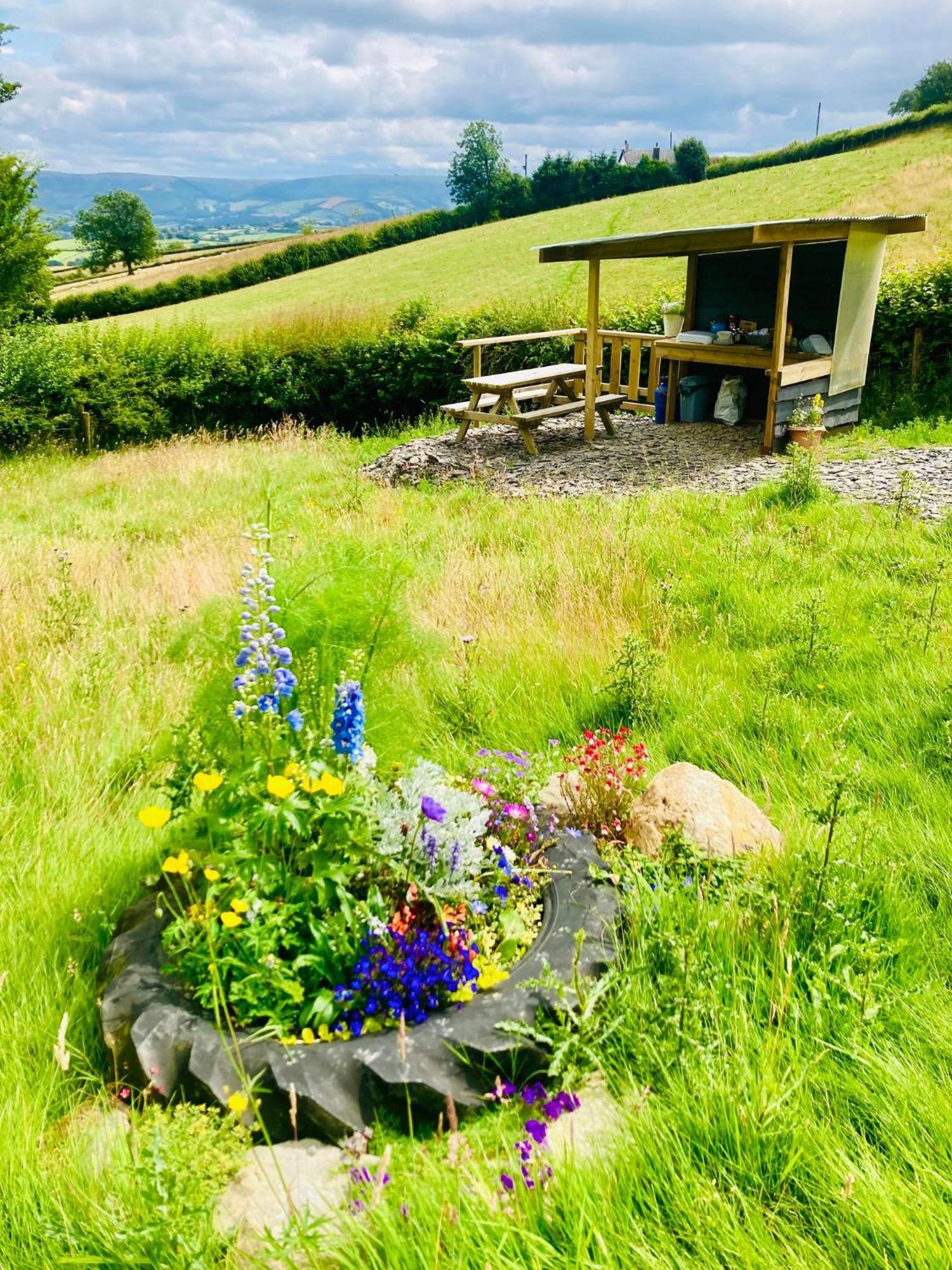 Luxury Stargazing Glamping - Seren Hardd With Hot Tub