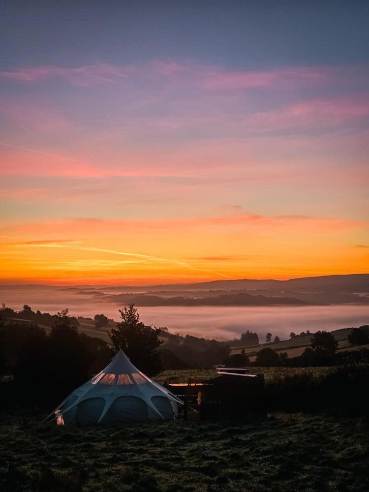 Luxury tent Luxury Stargazing Glamping - Seren Hardd With Hot Tub