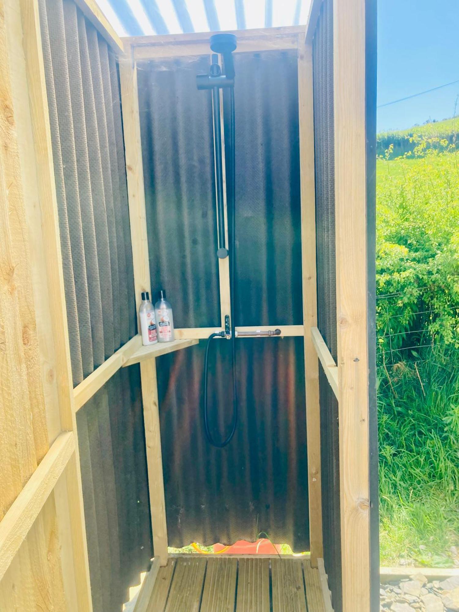 Tente de luxe Luxury Stargazing Glamping - Seren Hardd With Hot Tub