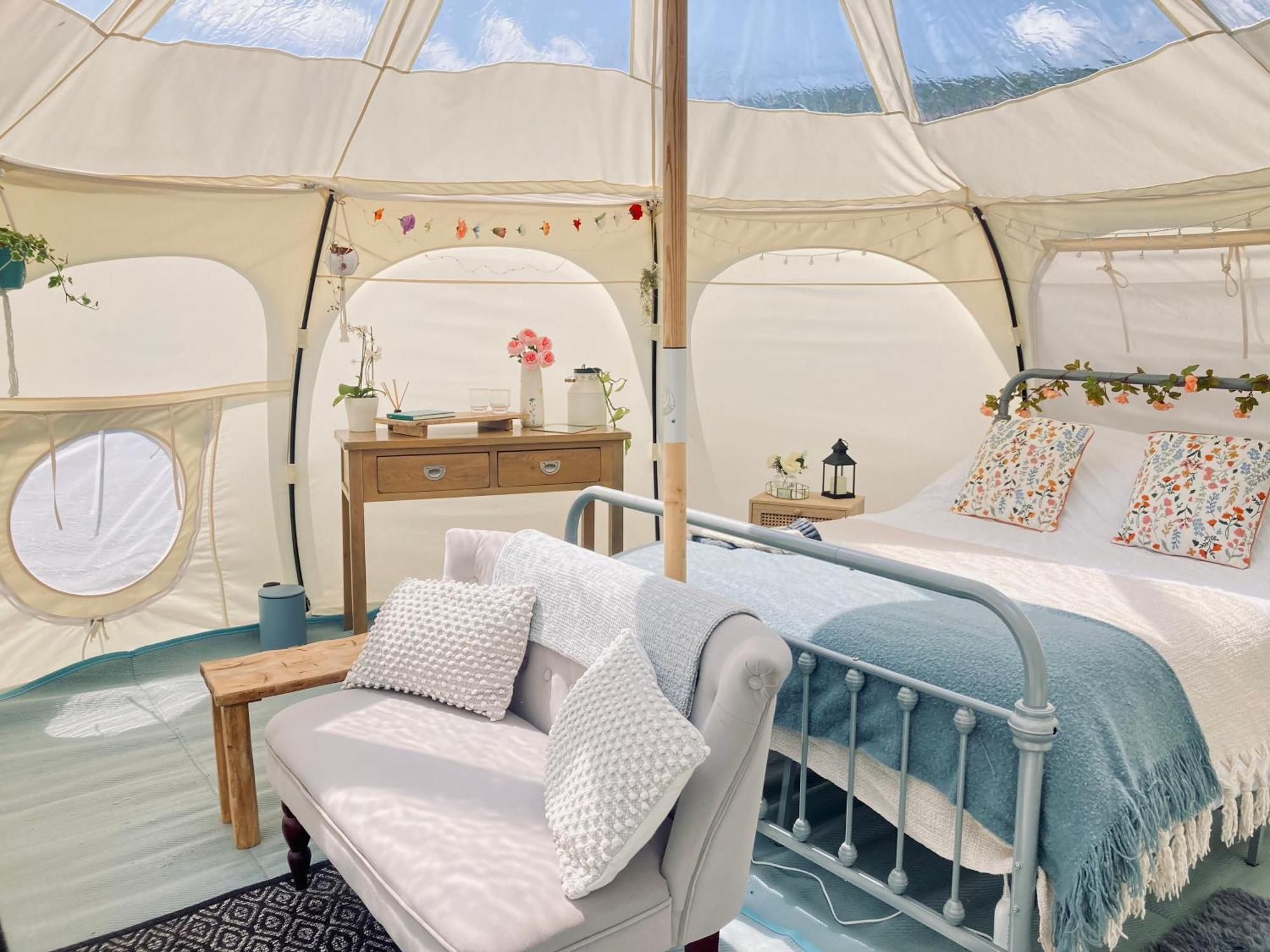 Tente de luxe Luxury Stargazing Glamping - Seren Hardd With Hot Tub *